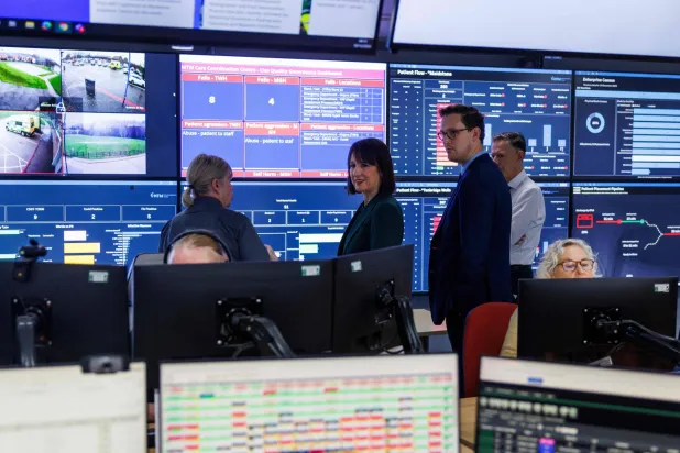 ريفز في مركز التحكم خلال جولة في مستشفى مايدستون جنوب شرقي إنجلترا (أ.ف.ب)