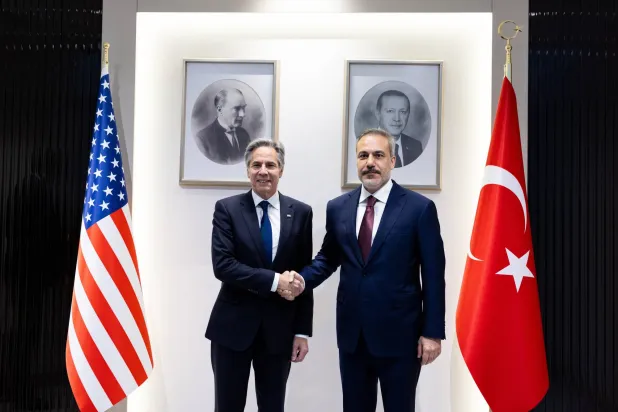وزير الخارجية الأميركي أنتوني بلينكن في مؤتمر صحافي مع نظيره التركي هاكان فيدان في أنقرة (إ.ب.أ)