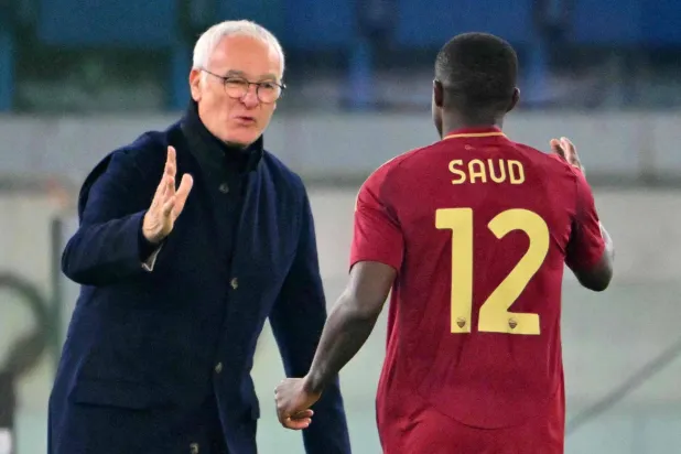 رانييري يحفز سعود بعد هدفه (أ.ف.ب)