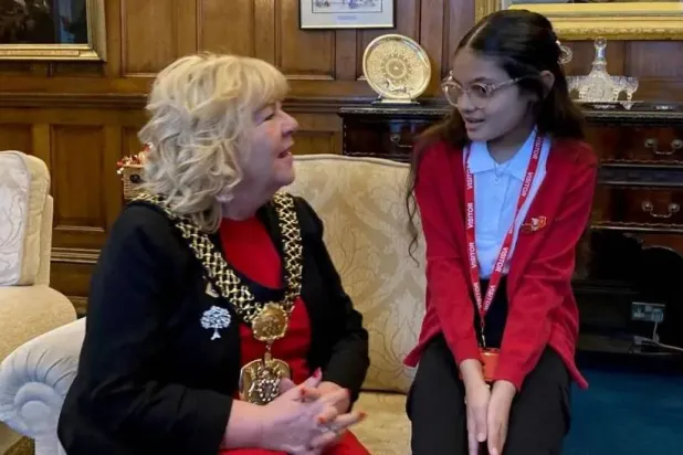 الجدّة والحفيدة الشُّجاعة (مواقع التواصل)