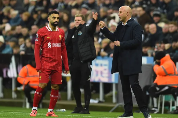 أرني سلوت يرفض الحديث عن مستقبل صلاح مع ليفربول (إ.ب.أ)