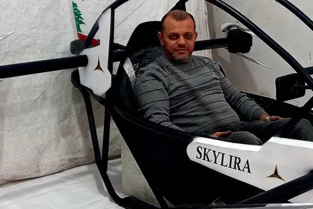 المهندس هشام الحسامي وأول طائرة تاكسي صُنعت في لبنان (حسابه الشخصي)