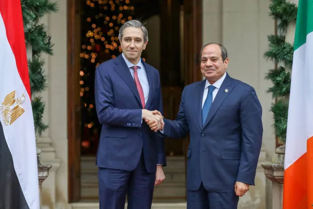 الرئيس المصري عبد الفتاح السيسي (يمين) يصافح رئيس الحكومة الآيرلندية سيمون هاريس خلال زيارة إلى دبلن (أ.ف.ب)