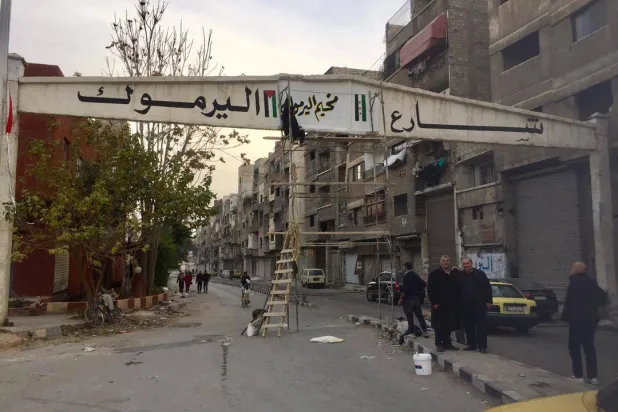 مدخل مخيم اليرموك الشمالي من شارع اليرموك الرئيسي (الشرق الأوسط)