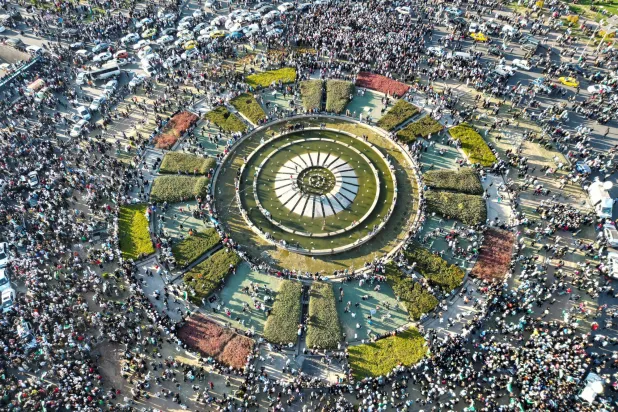 آلاف السوريين في ساحة الأمويين محتفين بسقوط نظام الأسد (رويترز)