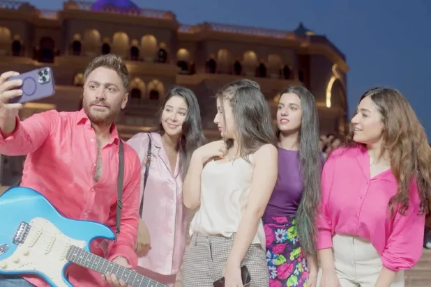 تامر حسني وأسيل عمران في لقطة من كليب حوا (حساب تامر بفيسبوك)