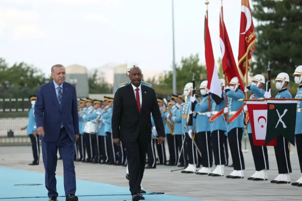 إردوغان مستقبلاً البرهان في أنقرة 12 أغسطس 2021 (رويترز)