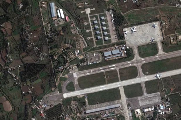 صورة بالقمر الاصطناعي تُظهر القسم الشمالي من قاعدة «حميميم» الجوية الروسية بالقرب من اللاذقية (رويترز)