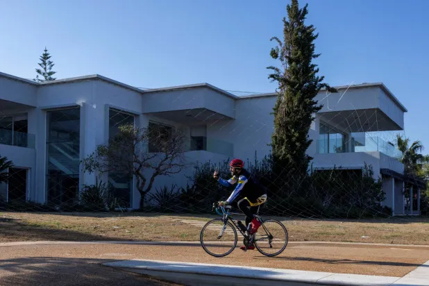 سوريون يزورون المنتجع الصيفي لعائلة الأسد بالقرب من اللاذقية (رويترز)