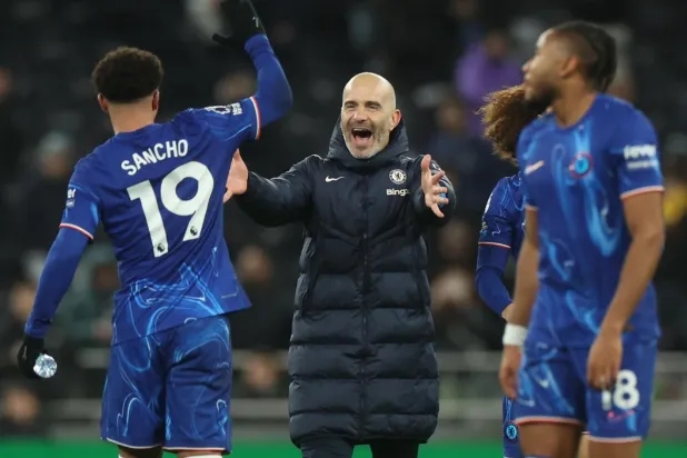 المدرب الإيطالي يهنئ لاعبيه عقب إحدى الانتصارات (إ.ب.أ)