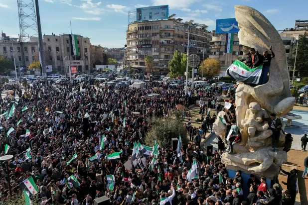 حشود ساحة الأمويين تبايع «سوريا الجديدة» حشود ساحة الأمويين تبايع «سوريا الجديدة»