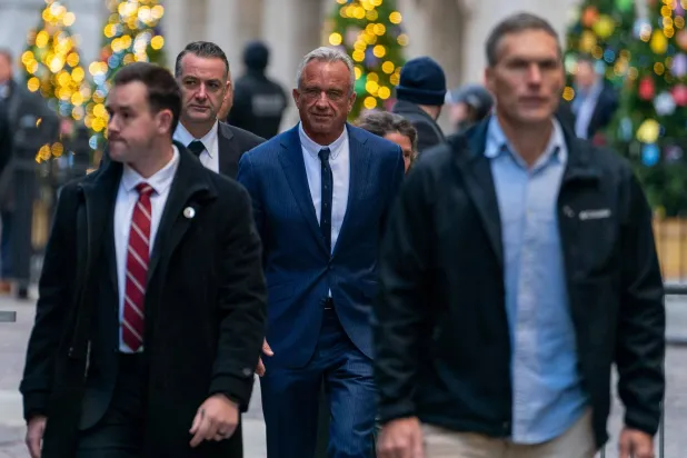 روبرت كينيدي جونيور بين حراسه الشخصيين في نيويورك (أ.ف.ب)