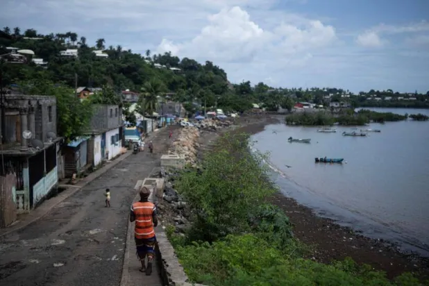 بلدة ساحلية في مايوت تترقب وصول الإعصار (أ.ف.ب)