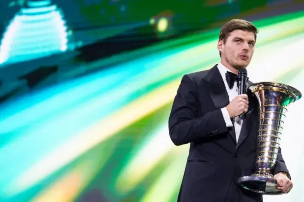 الهولندي ماكس فرستابن يحمل كأس بطولة السائقين (فورمولا 1)