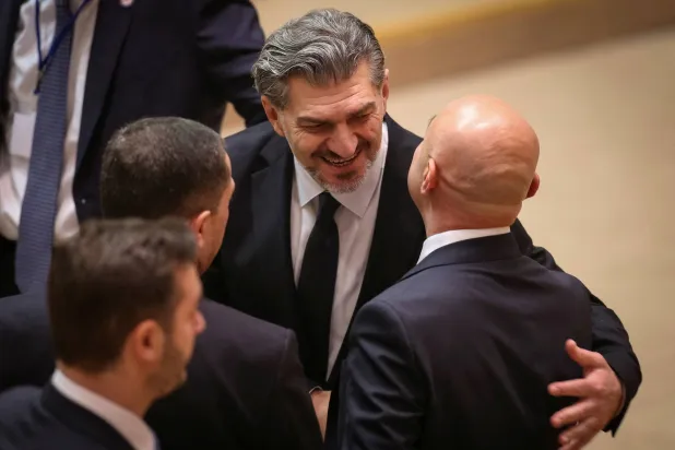 ميخائيل كافيلاشفيلي يتلقى التهنئة في البرلمان بعد انتخابه رئيساً لجورجيا (رويترز)