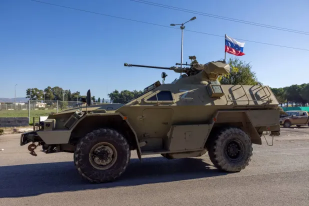 Hmeymim Üssü’nün dışında bir Rus askeri aracı (Reuters)