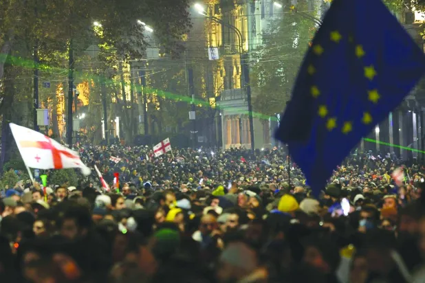 آلاف المتظاهرين تجمعوا خارج البرلمان في تبليسي للتظاهر ضد تأجيل مساعي الانضمام إلى الاتحاد الأوروبي يوم 30 نوفمبر (أ.ف.ب)