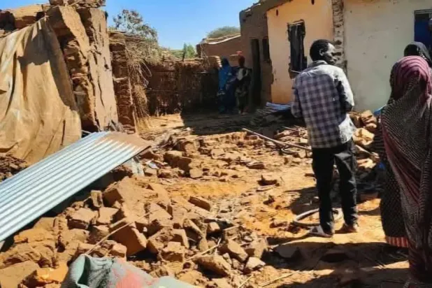 Topçu bombardımanı Zemzem Kampı’ndaki evleri yıktı. (sosyal medya)