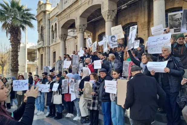 نشطاء المجتمع المدني يرفعون مطالباتهم عبر لافتات في ساحة الحجاز وسط دمشق (متداولة)