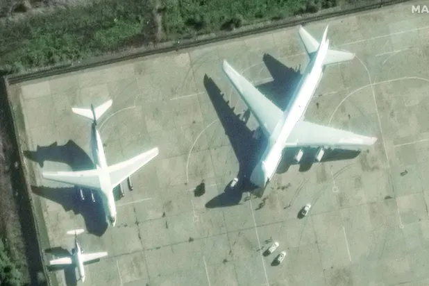 صورة من الأقمار الاصطناعية لطائرة شحن روسية ضخمة من طراز «أنتونوف 124» في قاعدة «حميميم» قرب اللاذقية السبت (شركة ماكسار تكنولوجيز - رويترز)