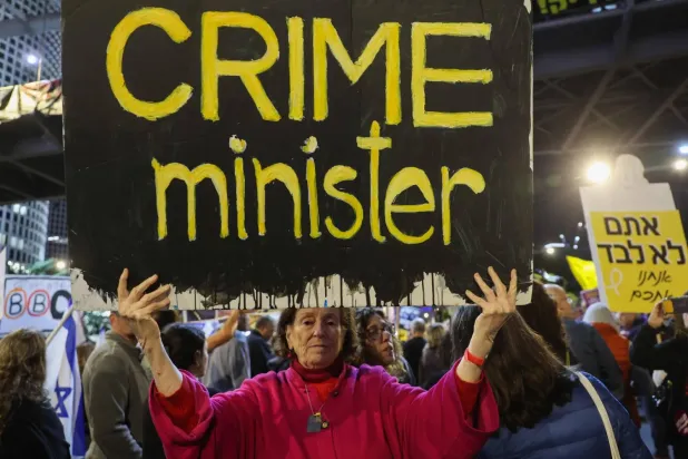 İsrailliler Tel Aviv'de hükümetten Gazze'deki tutukluların serbest bırakılmasını sağlayacak önlemler almasını talep eden cumartesi akşamki gösteri sırasında (AFP)