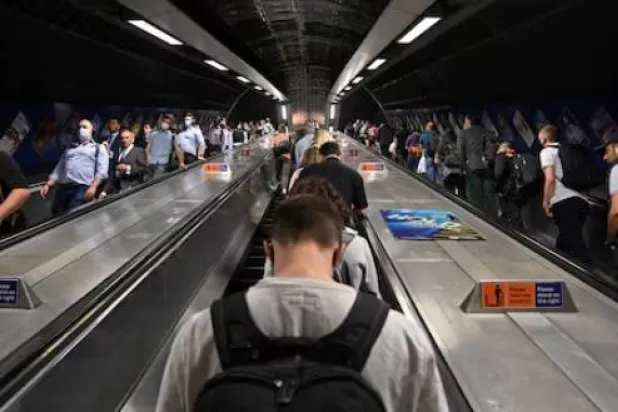 عمال يتنقلون عبر محطة لندن بريدج للسكك الحديدية ومترو الأنفاق خلال ساعة الذروة الصباحية (رويترز)
