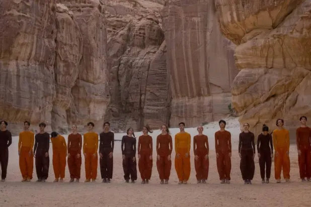 جانب من المشاركين في عرض «مسارات» في العلا (الشرق الأوسط)