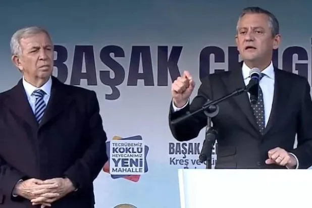 رئيس «حزب الشعب الجمهوري» أوزغور أوزال متحدثاً خلال فعالية في أنقرة الاثنين وإلى جانبه رئيس بلديتها منصور ياواش (موقع الحزب)