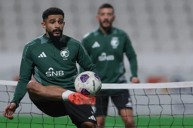الإصابة حرمت عبد الإله العمري من المشاركة مع الأخضر (المنتخب السعودي)