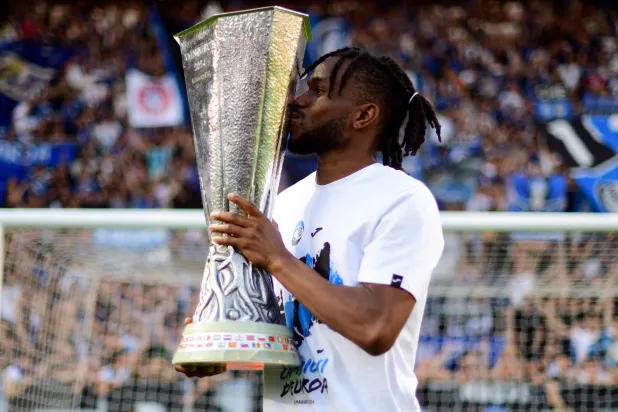 النيجيري أديمولا لوكمان مهاجم أتالانتا الإيطالي (رويترز) 