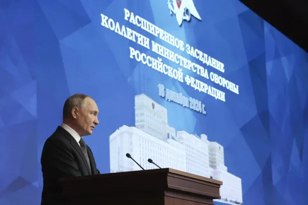 Rusya Devlet Başkanı Vladimir Putin, dün Moskova'da düzenlenen Savunma Bakanlığı Konseyi'nin genişletilmiş toplantısında konuşuyor (AP)
