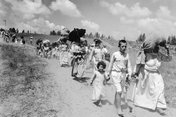 Filistinliler, Hayfa yakınlarındaki savaş dışı bir Arap köyünden kamyonlarla bu noktaya getirildikten sonra Tulkerim'e doğru 3 mil yürüyorlar. Uluslararası Kızılhaç Örgütü onlara güvenli geçiş sağladı (Getty).