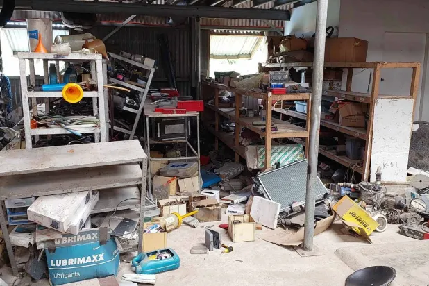 جانب من الأضرار جراء الزلزال الذي ضرب مدينة بورت فيلا (إ.ب.أ)