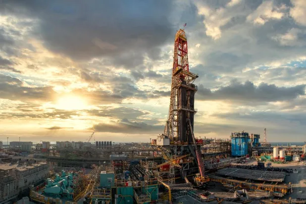 معدات حفر تابعة لـ«أدنوك» تعمل في إحدى الآبار (الموقع الإلكتروني للشركة)