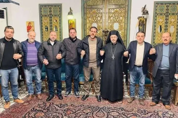 وفد من «الجبهة الشامية» أثناء زيارة كنيسة الزيتون في منطقة باب توما ولقاء المطران أنطون مصلح (فيسبوك)