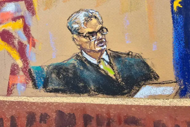 رسم للقاضي الأميركي خوان ميرشان خلال محاكمته ضد الرئيس السابق والمستقبلي دونالد ترمب في نيويورك (رويترز)