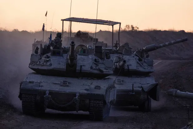  تانک‌های اسرائیلی در حال انجام مانور در مرزهای غزه، دوشنبه (رویترز)