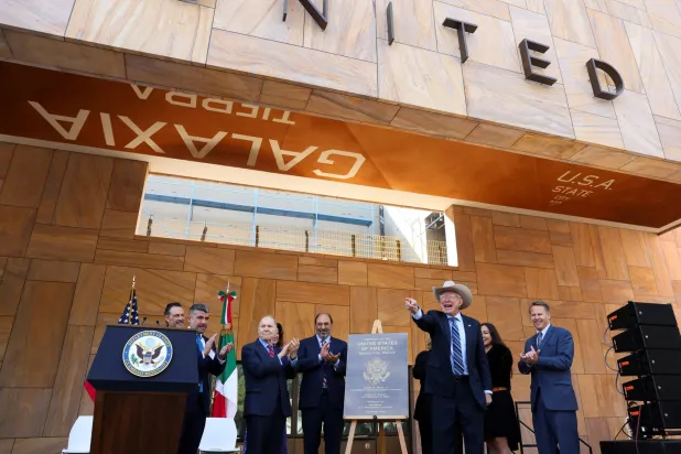 جانب من تدشين السفارة الأميركية الجديدة في المكسيك ويبدو السفير الأميركي المنتهية ولايته كين سالازار محتفلا (رويترز)