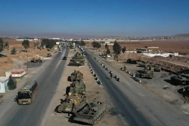 دبابات مهجورة على طريق سريع في منكت الحطب بالقرب من درعا (أ.ف.ب)