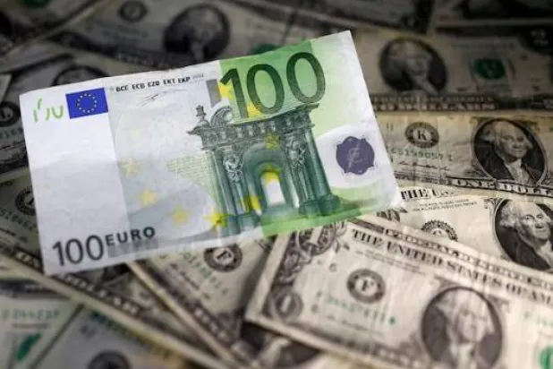 أوراق نقدية من الدولار الأميركي واليورو (رويترز)