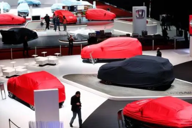 سيارات «نيسان» و«هوندا» مغطاة قبل معرض «جنيف الدولي للسيارات» (رويترز)