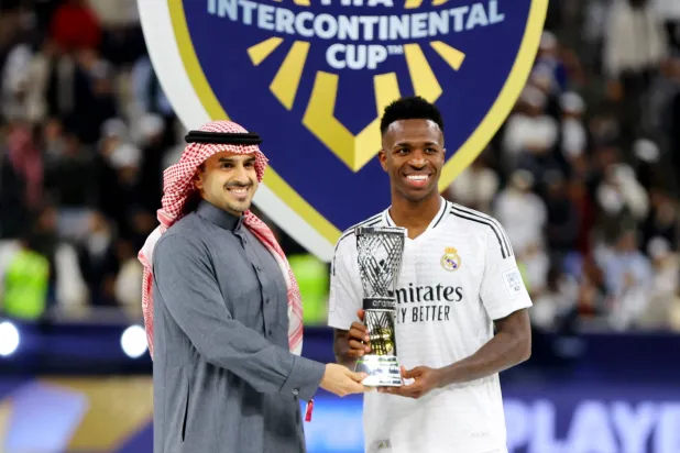 فينيسيوس جونيور يتسلم جائزة أفضل لاعب في بطولة كأس القارات للأندية (رويترز)