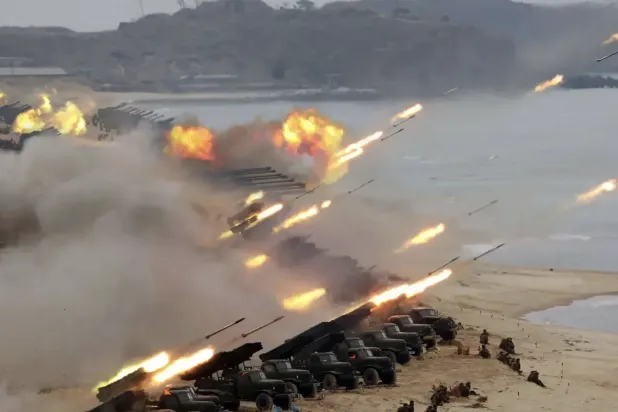 Kuzey Kore askerlerinin geçen yıl Kore Yarımadası'nda gerçekleştirdiği tatbikattan (Arşiv)