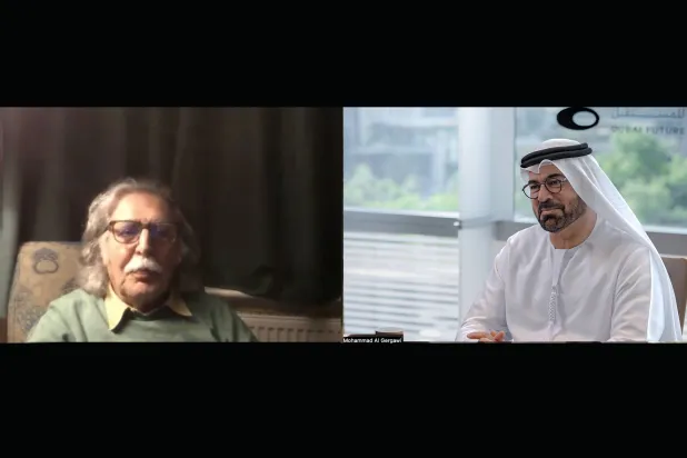 محمد القرقاوي وزير شؤون مجلس الوزراء رئيس اللجنة العليا لمبادرة «نوابغ العرب» خلال الاتصال المرئي مع الفنان ضياء العزاوي لإبلاغه بالفوز بالجائزة (الشرق الأوسط)