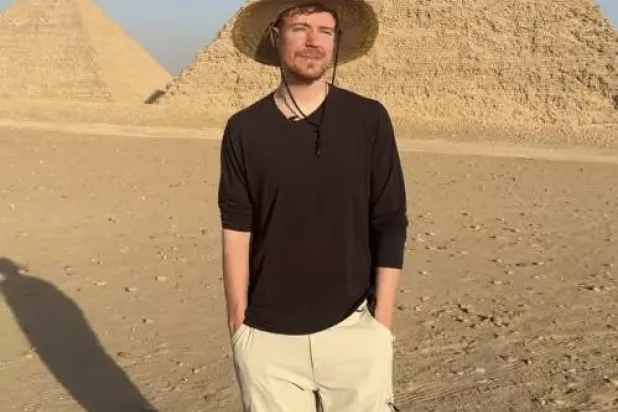 «مستر بيست» انتهى من تصوير أفلام ترويجية بمنطقة الأهرامات (إنستغرام)