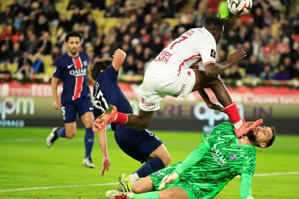 رفض إنريكي انتقاد الحكم فرنسوا ليتكسييه لعدم طرد ويلفريد سينغو (أ.ف.ب)