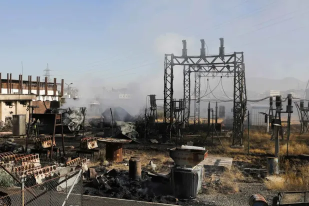 دمار كبير في إحدى محطات الكهرباء بصنعاء إثر الغارات الإسرائيلية (رويترز)