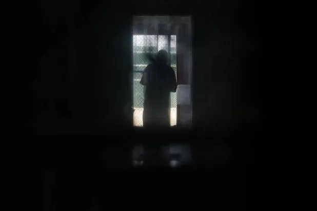 داخل مركز احتجاز في خليج غوانتانامو في عام 2019، كان السجن يضم 40 رجلاً عندما تولى الرئيس بايدن منصبه، يوجد الآن 29 محتجزاً (نيويورك تايمز)