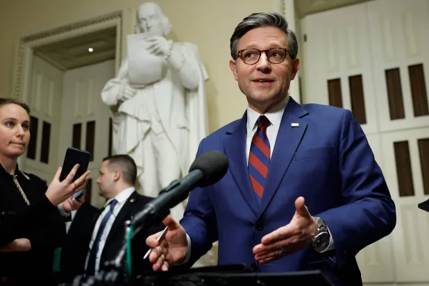 رئيس مجلس النواب مايك جونسون متحدثاً للصحافة خارج مجلس النواب في 19 ديسمبر (أ.ف.ب)