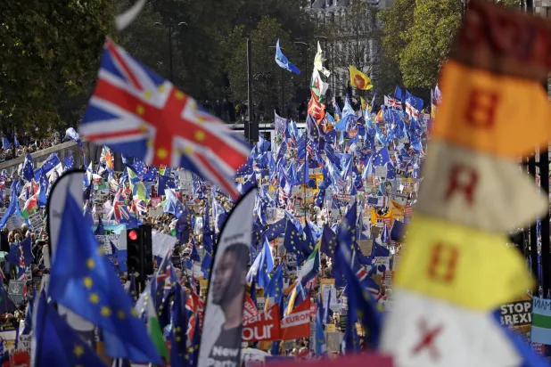 نتائج خروج بريطانيا من الاتحاد الأوروبي لا تزال تثير جدلاً سياسياً واجتماعياً (أ.ب)